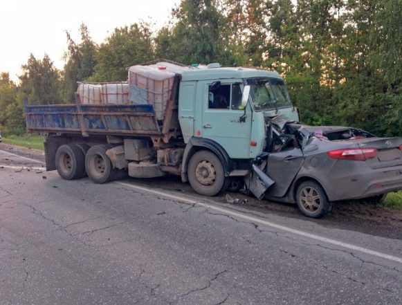 В жёсткой аварии на трассе Липецк-Данков погибли все, кто находился в легковушке