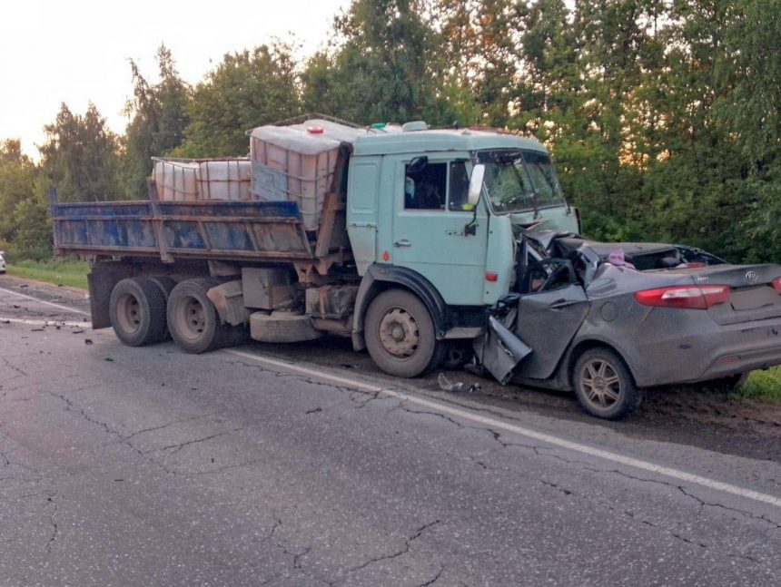 В жёсткой аварии на трассе Липецк-Данков погибли все, кто находился в легковушке