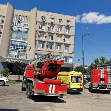 20 человек эвакуировали пожарные из здания на Советской