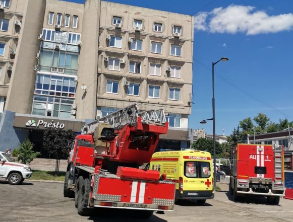 20 человек эвакуировали пожарные из здания на Советской