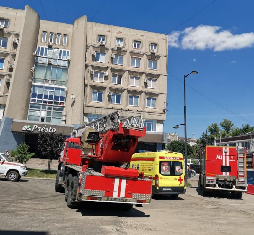 20 человек эвакуировали пожарные из здания на Советской