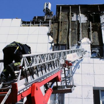 Женщина пострадала при пожаре в ТЦ на Стаханова