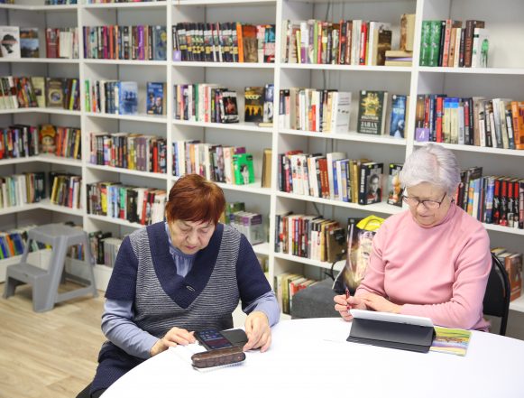 пенсионеры книга библиотека