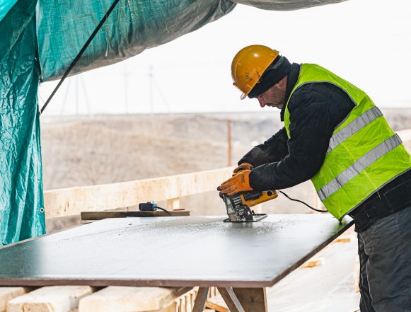 рабочий работа шлифует рабочий