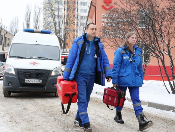 скорая помошь Полевой хирург с мигалкой и сиреной