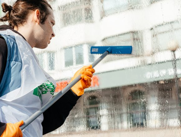 В Липецке вымыли остановки: фоторепортаж