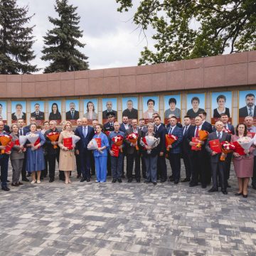 Занесённых на Доску почёта тружеников поздравил губернатор