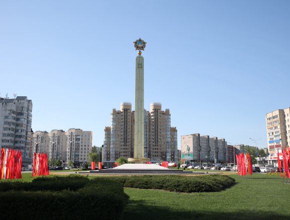 триумфальная стела Посвящается 80-летию Победы