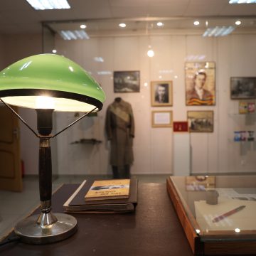 «И снова май, и память оживает…»