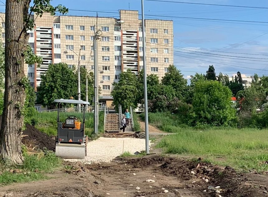 Продолжаются работы по строительству пешеходной дорожки