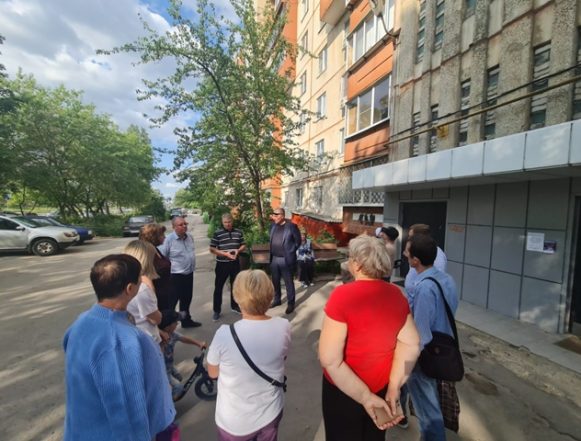 Выжанов с жителями Благоустройство придомовых территорий 24-го микрорайона
