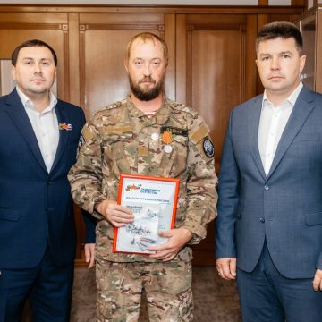 Добровольцу с позывным «Леший» вручили медаль Жукова в Липецке