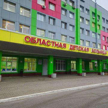 Нейрохирурги займутся 7-летней девочкой, упавшей на детской площадке