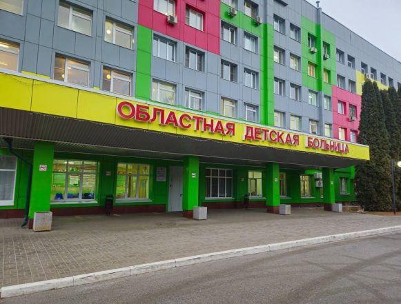 Нейрохирурги займутся 7-летней девочкой, упавшей на детской площадке