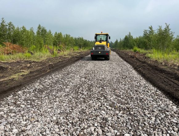 На пяти улицах частного сектора отсыпают дороги щебнем