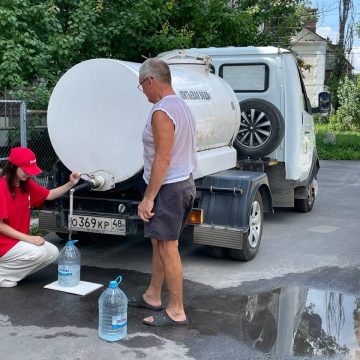 Волонтёры в Липецке помогают жителям нести воду до дома
