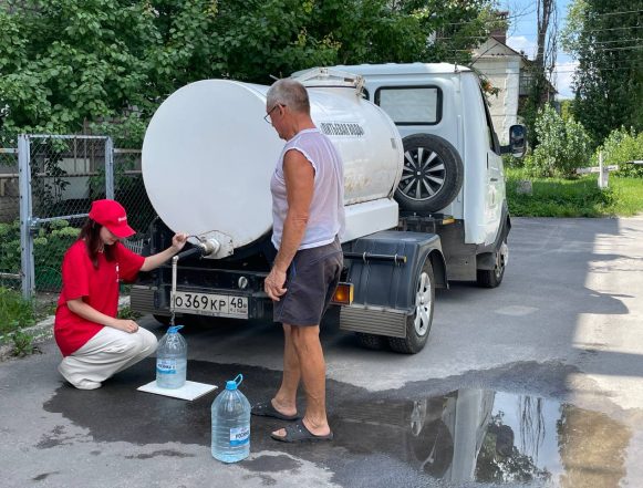Волонтёры в Липецке помогают жителям нести воду до дома