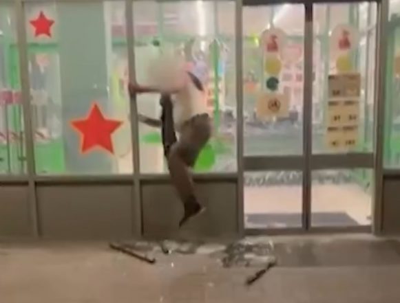 Липчанину так хотелось выпить и закусить ночью, что он разбил витрину магазина