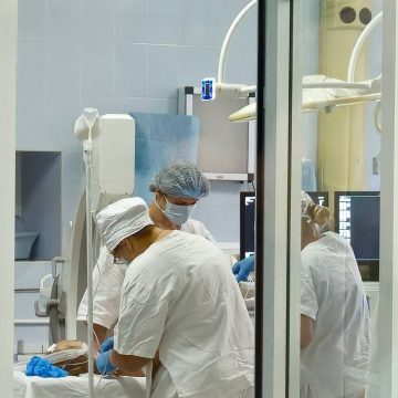 Врачи спасли полуторогодовалую девочку, выпавшую из окна третьего этажа