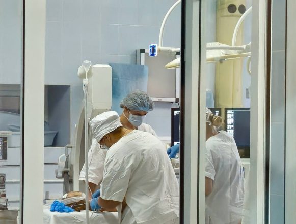 Врачи спасли полуторогодовалую девочку, выпавшую из окна третьего этажа