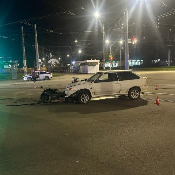 Дети 11 и 14 лет травмировались на электросамокате во дворе