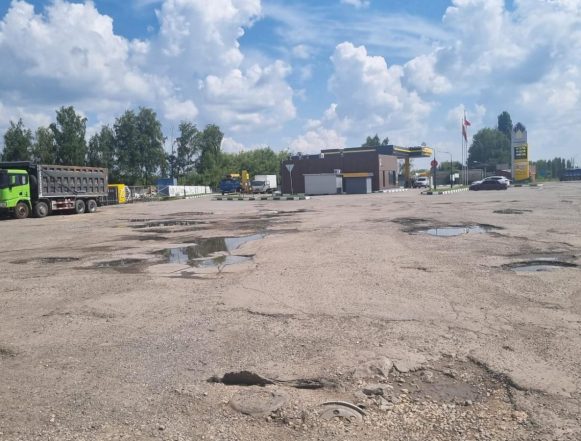 Ни пройти, ни проехать: так на каждой четвёртой заправке в Липецке