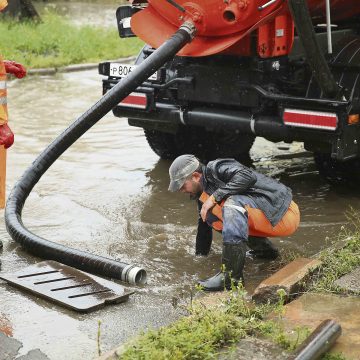 Городские службы промывают ливнёвки после дождя