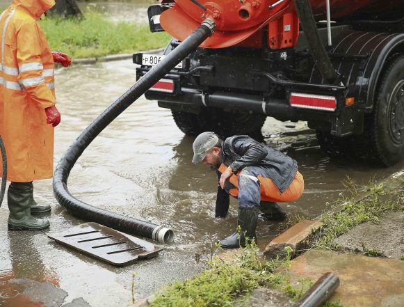 Городские службы промывают ливнёвки после дождя