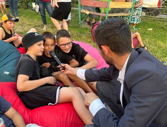 Во дворе на Папина детвора пела караоке