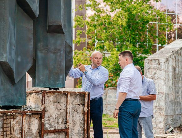 Тяжёлая техника начинает работу на мемориале на площади Героев