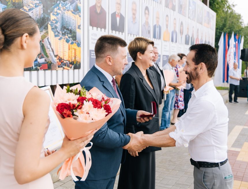 15 новых трудовых имён занесены на Доску почёта у Быханова сада
