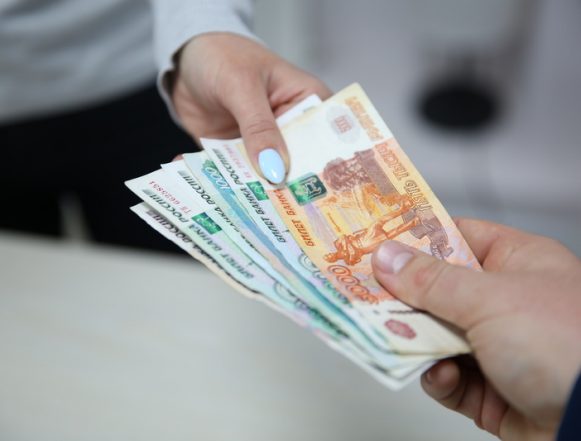 деньги в руках Коммунальные услуги