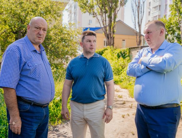 выездное совещание дворы студёновская терешковой (2) Мэр проинспектировал состояние дворов на Студёновской и Терешковой