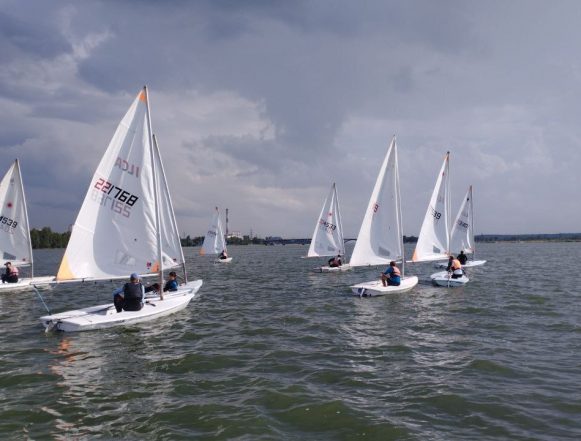 Под парусом