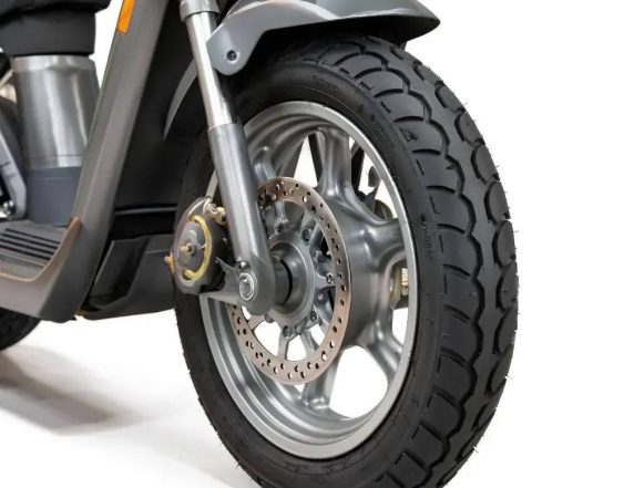 колесо самоката ии Самокатчик сбил 57-летнего пешехода на улице Карла Маркса