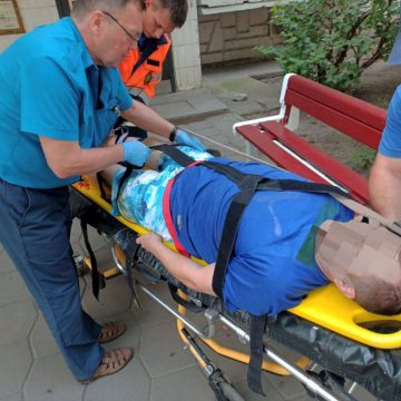 Мужчина выпал с 4-го этажа на улице Теперика