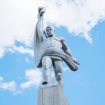 Обновление монумента «Мужик с полотенцем» завершают на площади Революции
