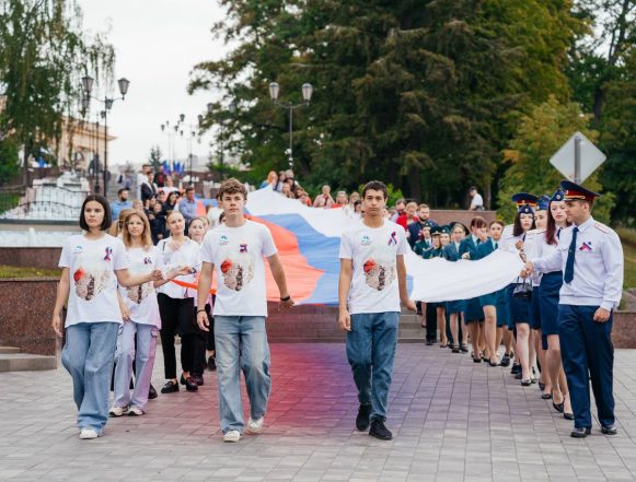 Огромный триколор пронесли от Соборной в Нижний парк