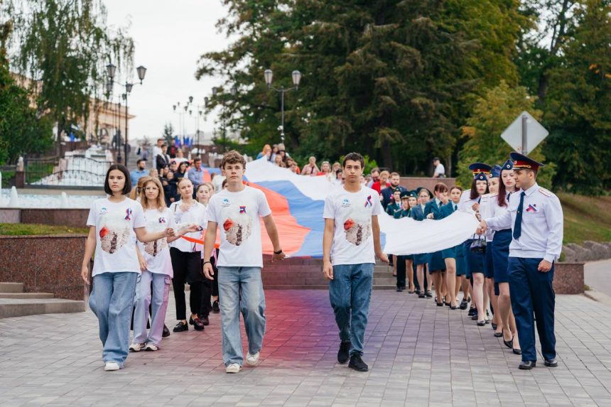 Огромный триколор пронесли от Соборной в Нижний парк