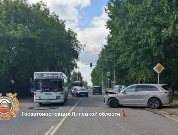 8-летняя девочка пострадала во время поездки на автобусе № 345