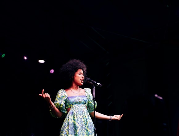 Русская домениканка исполнила хиты советской эстрады в стиле джаз