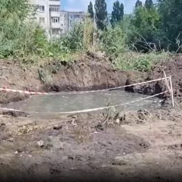 У дома № 14 на улице Студенческий городок меняют сети холодного водоснабжения