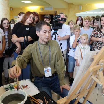 Липчане наблюдали, как китайский художник в косоворотке рисовал русскую девушку