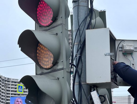 На перекрёстке Фрунзе-Неделина проводят техобслуживание светофоров