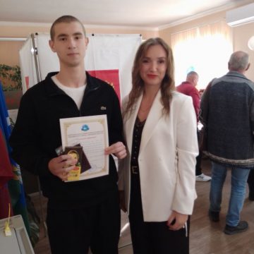 Зарядки для гаджетов, билеты в театр и сувениры дарят впервые голосующим