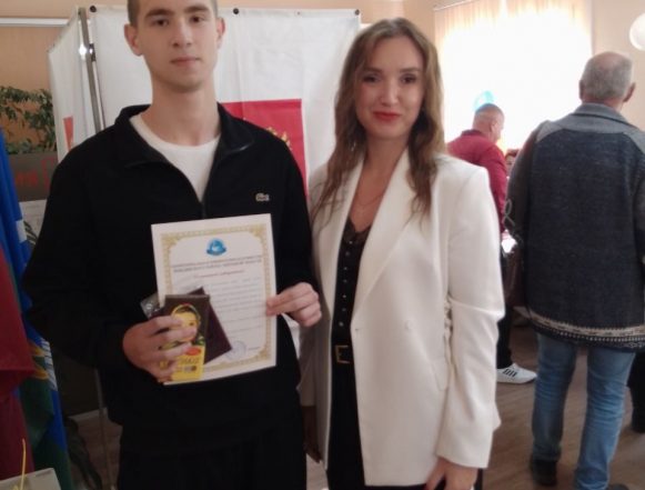 Зарядки для гаджетов, билеты в театр и сувениры дарят впервые голосующим