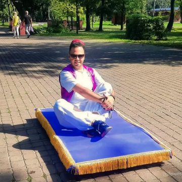 Алладин на ковре-самолёте веселит прохожих в липецких парках