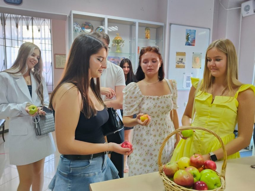 Музей в Липецке накормил всех посетителей яблоками