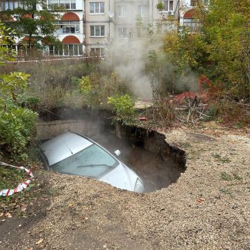 В промоину с кипятком провалась машина в Липецке
