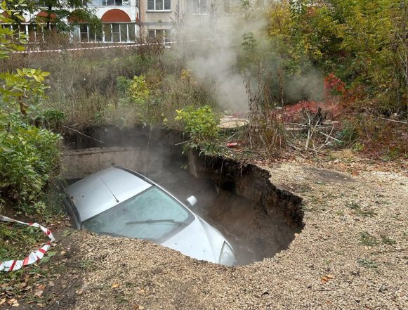 В промоину с кипятком провалась машина в Липецке